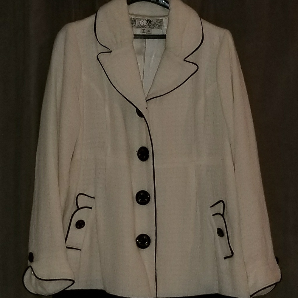 Adorable winter white peacoat
